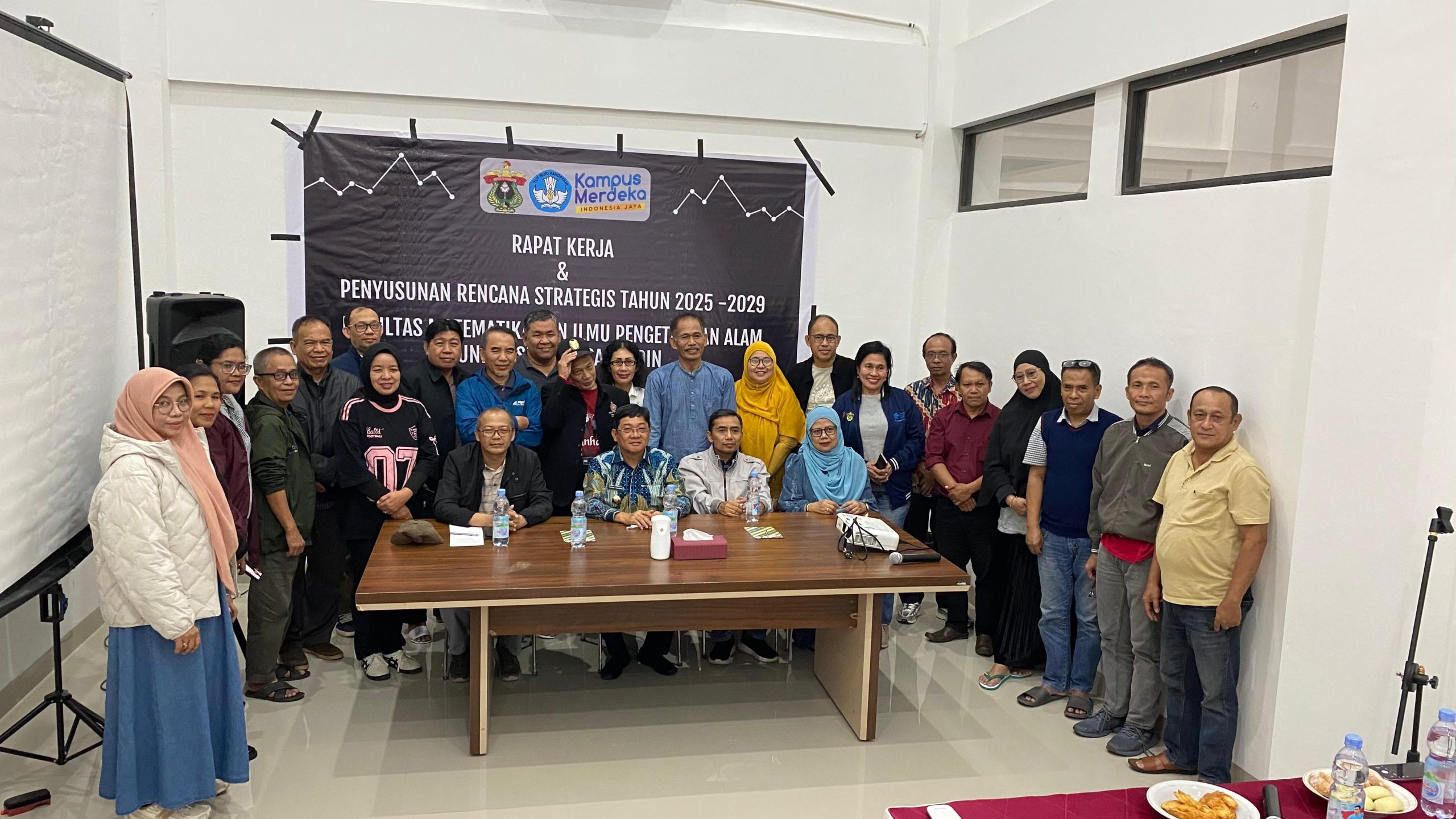 FMIPA Unhas Gelar Rapat Kerja 2025, Komitmen Menuju Reputasi Internasional
